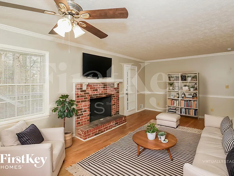 335 Sharon Dr — Photo 3