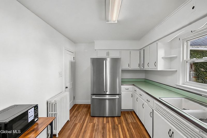 3rd image of 81 Hazelhurst Avenue