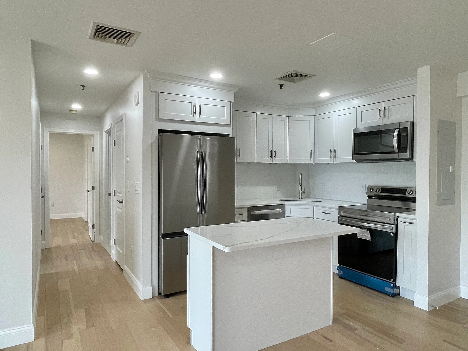 2 bed, 972 sqft, $3,100 — Photo 2