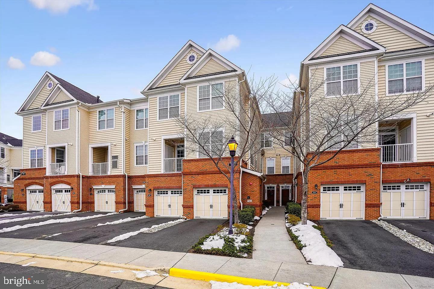 2 bed, 1.0 bath, 942 sqft, $3,000 — Photo 1