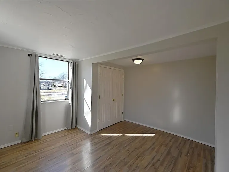 1401 S Lowry St — Photo 18