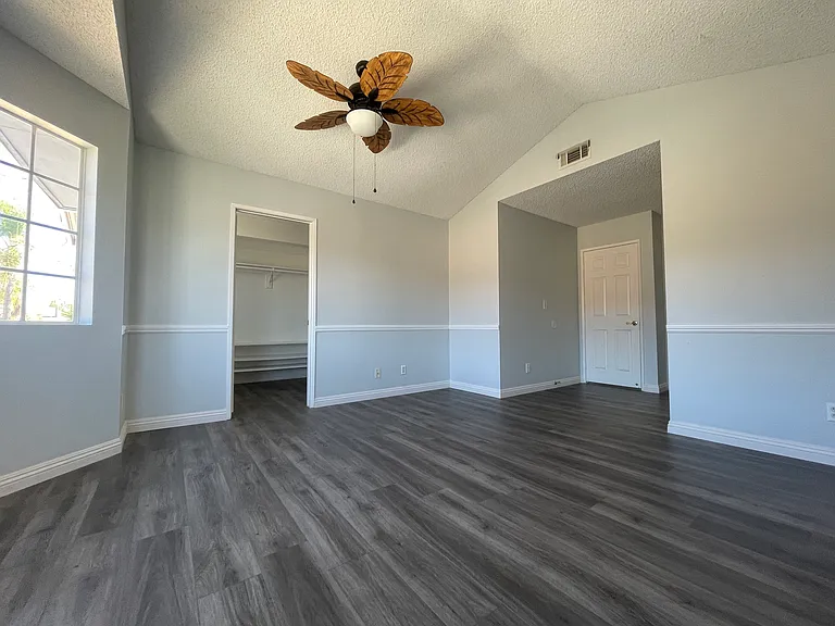 MBR facing walk-in closet, ceiling fan