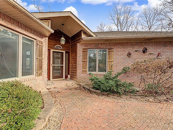 3rd image of 9118 Summer Shade Rd