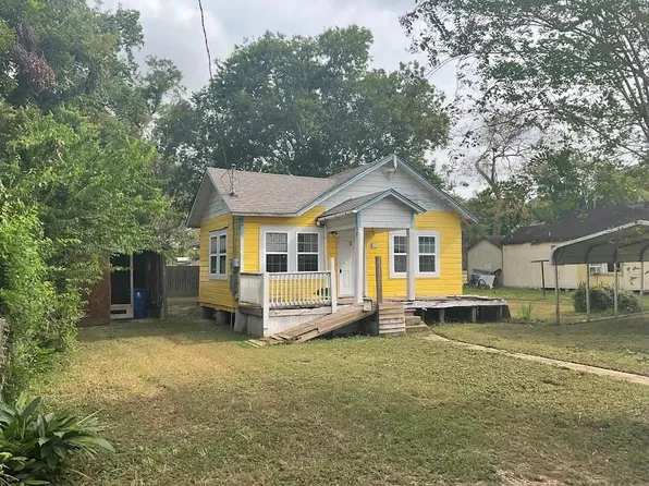 634 E Bernard St, West Columbia, TX 77486