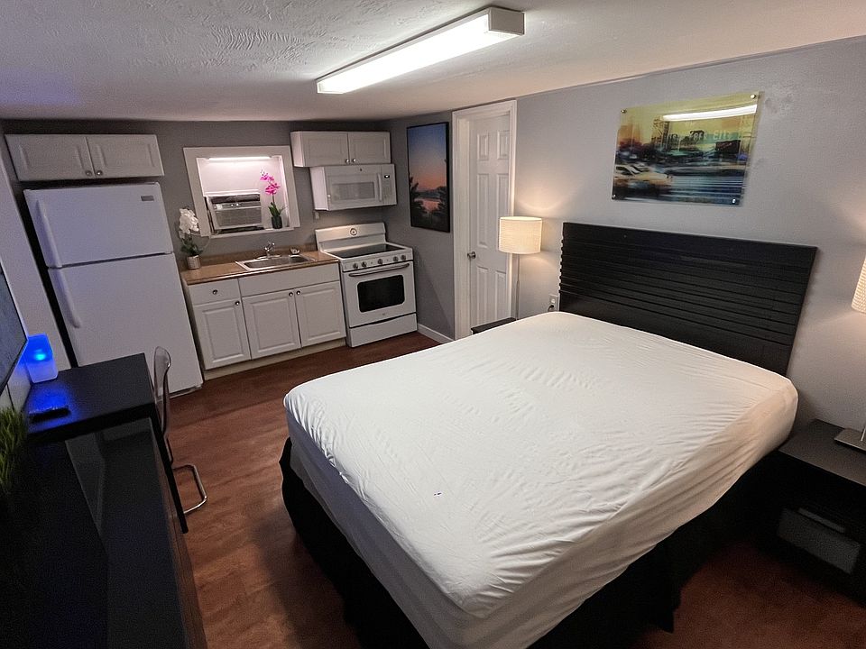 Queen bed, dual night stands with lamps, dresser, desk and chair, 65in Smart TV, full kitchen, bath.