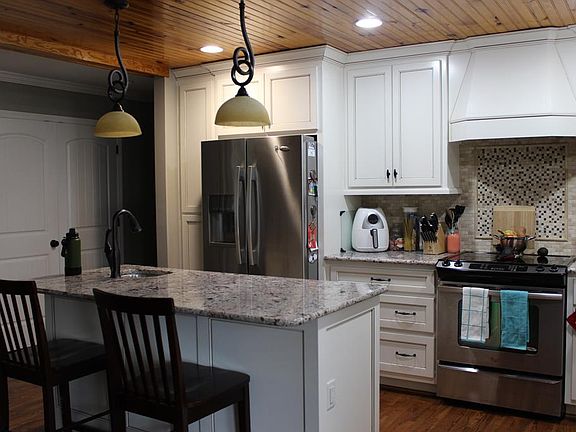 4th image of 300 River Oak Dr