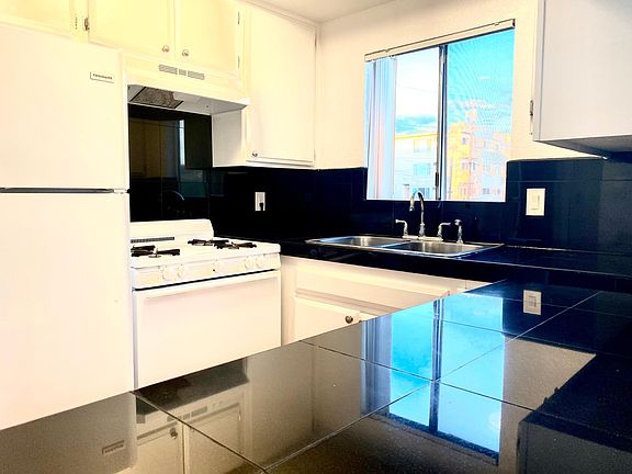 4th image of 4069 Oakwood Ave APT 17