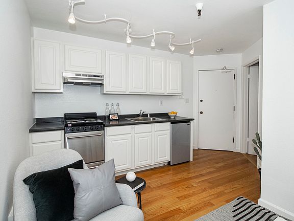 2nd image of 977 Pine St APT 3