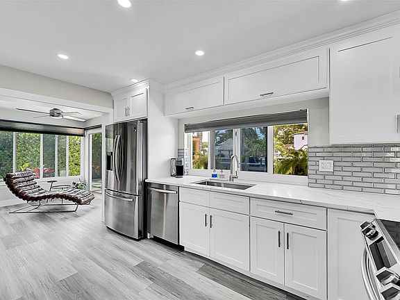 3rd image of 931 SE 5th Avenue