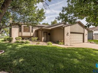 2805 S Whetstone Cir, Sioux Falls, SD 57103