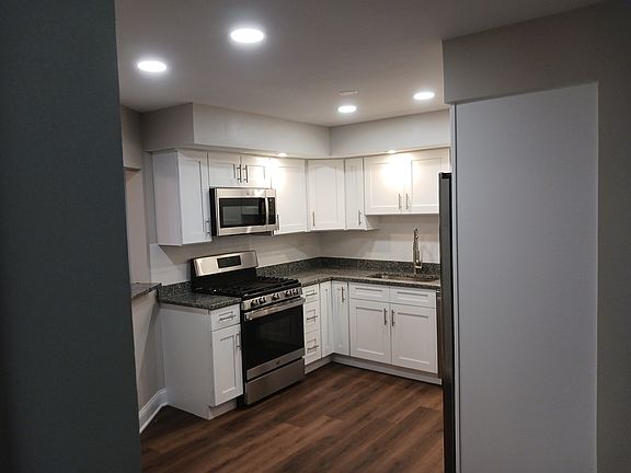 2nd image of 1105 Holiday Ln APT 9
