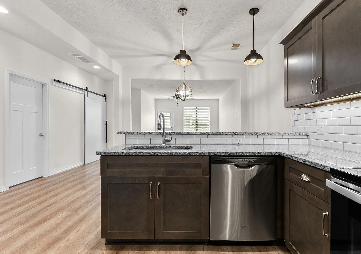 New Luxury 2 Bed 2 Bath 1 Car Garage Duplex — Photo 4