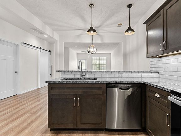 4th image of 3033 W Cardinal St