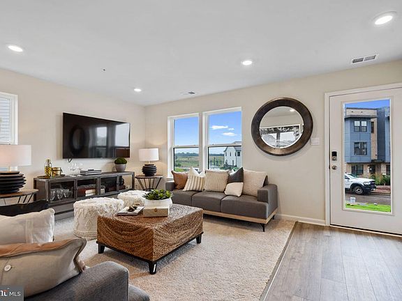3rd image of 812 Creekway Dr