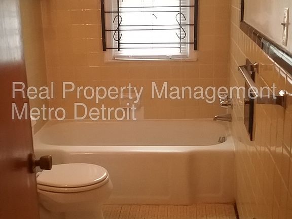 4th image of 10110 Rosemont Ave