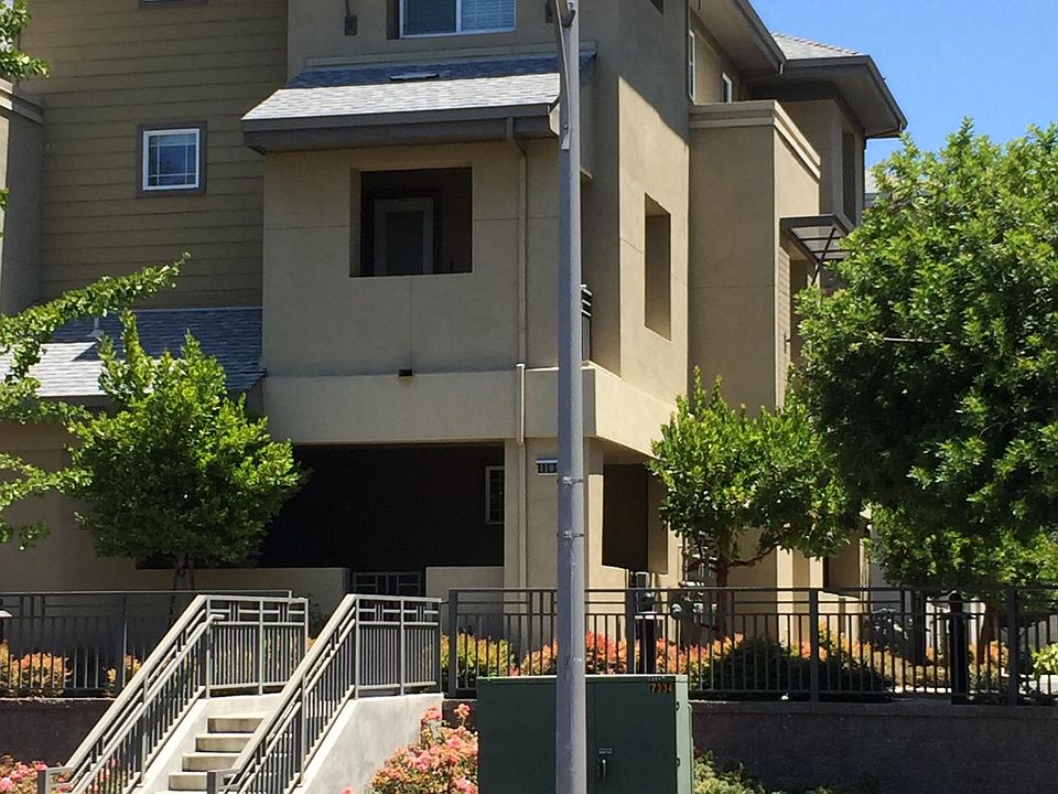 1st image of 1015 E Meadow Dr