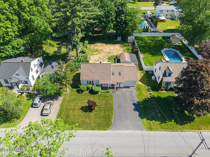 3rd image of 13 Saratoga Drive