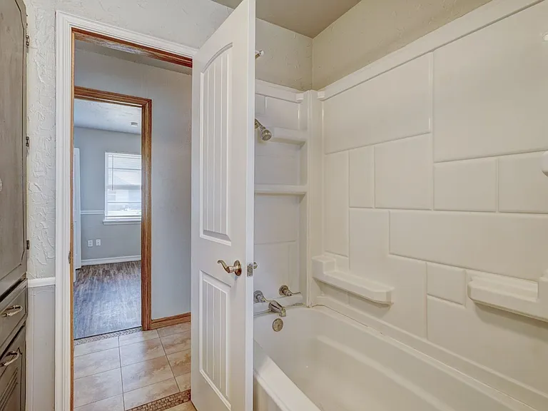 1401 Hampton Dr — Photo 34