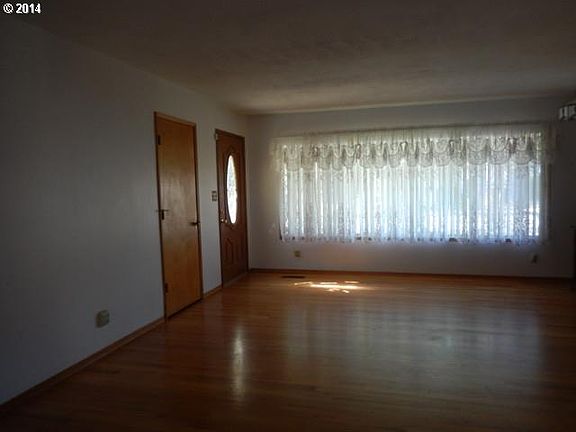 3rd image of 1285 SE Maple St
