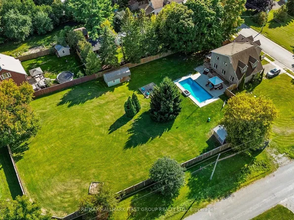 8063 King St, Clarington, ON L1C 3K2