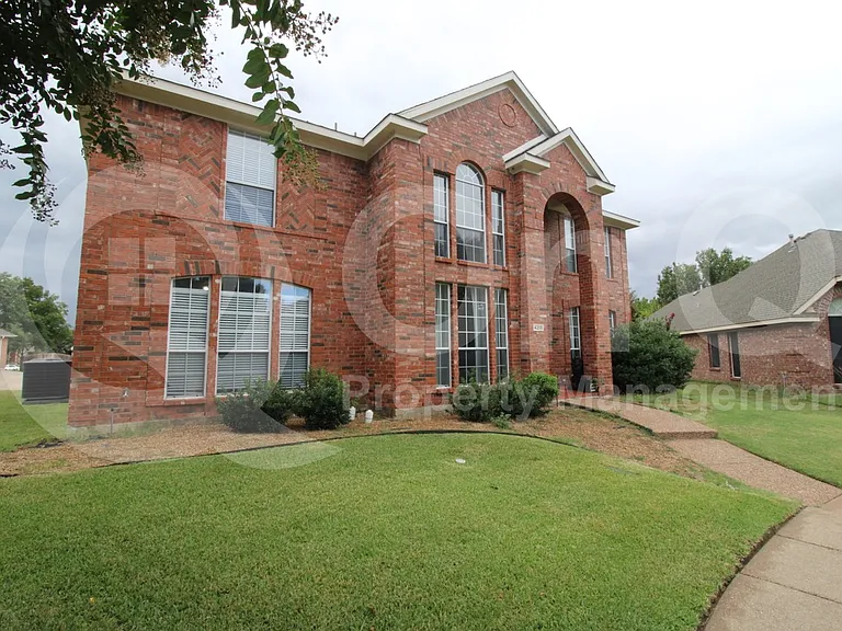 4205 Holly Dr — Photo 2