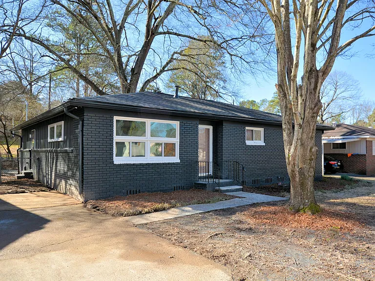 109 Edgemont Dr — Photo 2