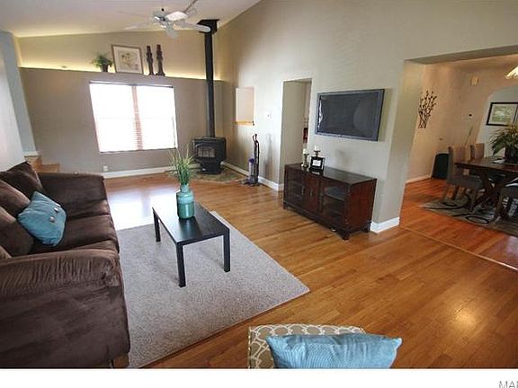 2nd image of 305 Landor Ct