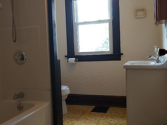 4th image of 336 W Wood St