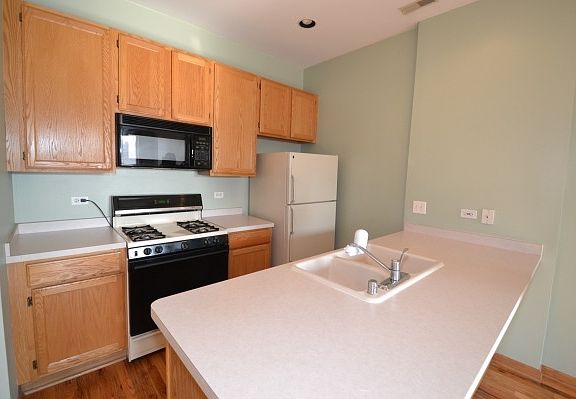 2nd image of 974 W Cuyler Ave APT 001