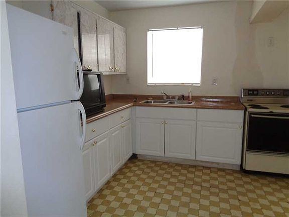 5th image of 710 SW 14th Ct