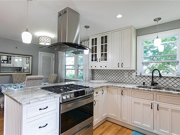 4th image of 40 Forest St