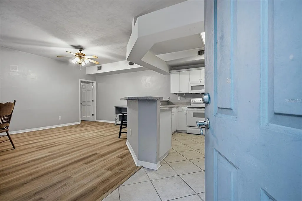2 bed, 2.0 bath, 941 sqft, $1,700 — Photo 4