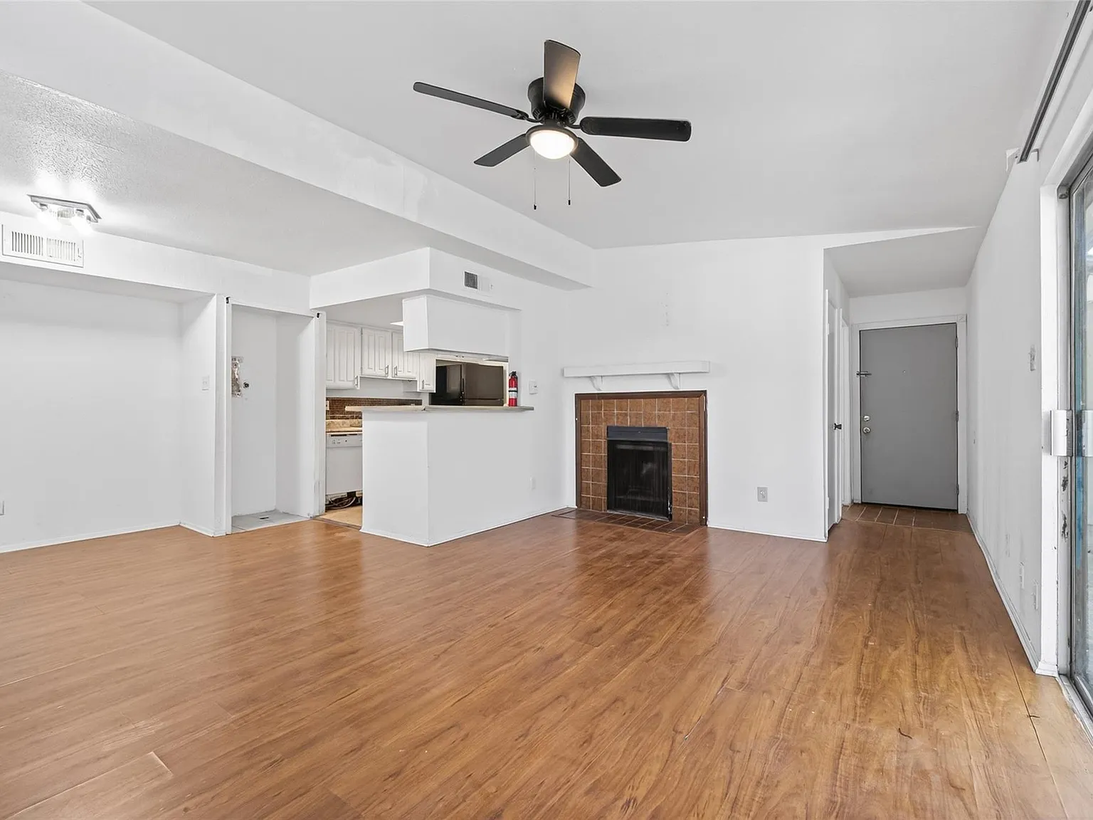 2 bed, 1002 sqft, $1,200 — Photo 4