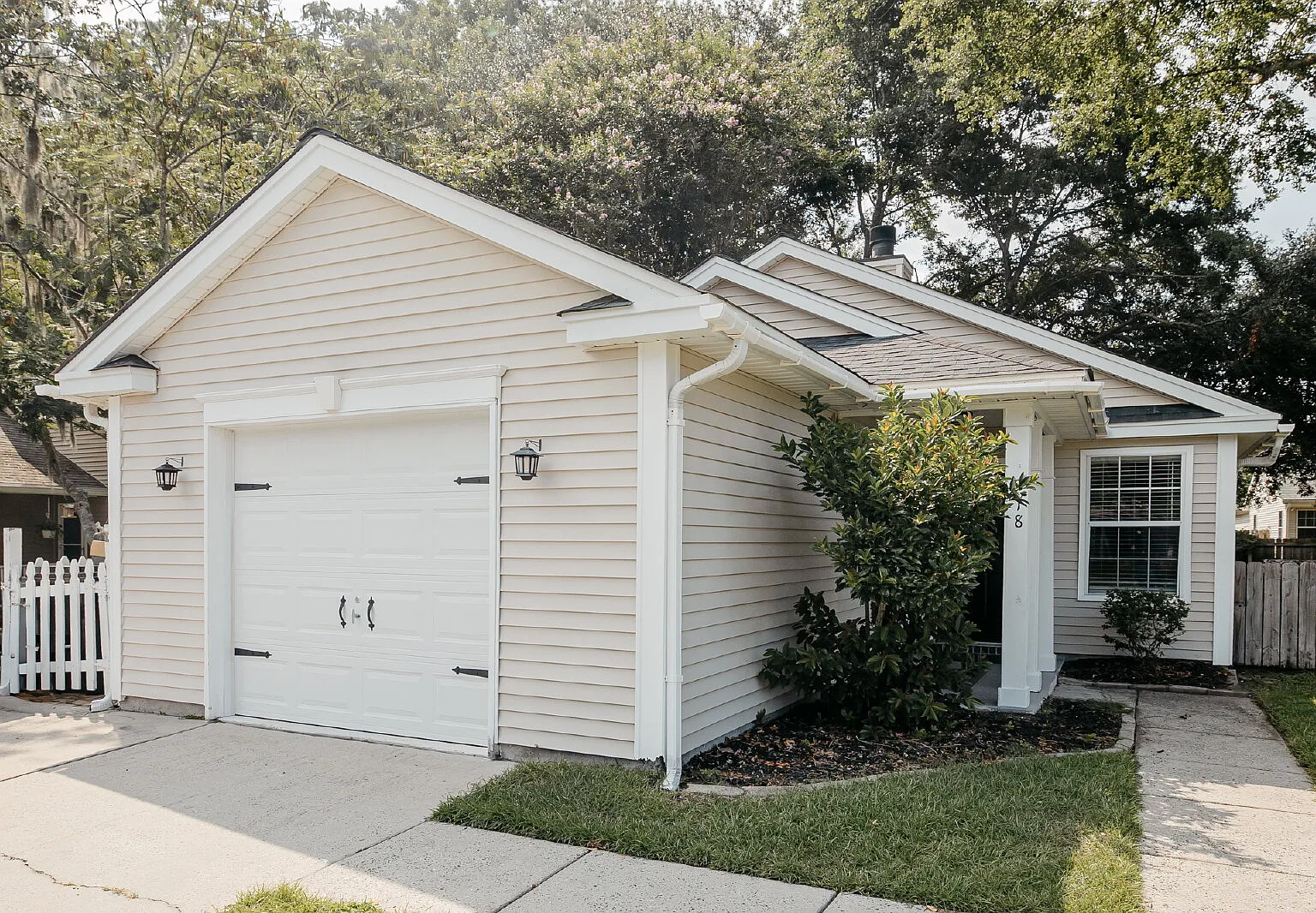 3 bed, 2.0 bath, 1342 sqft, $2,400 — Photo 2