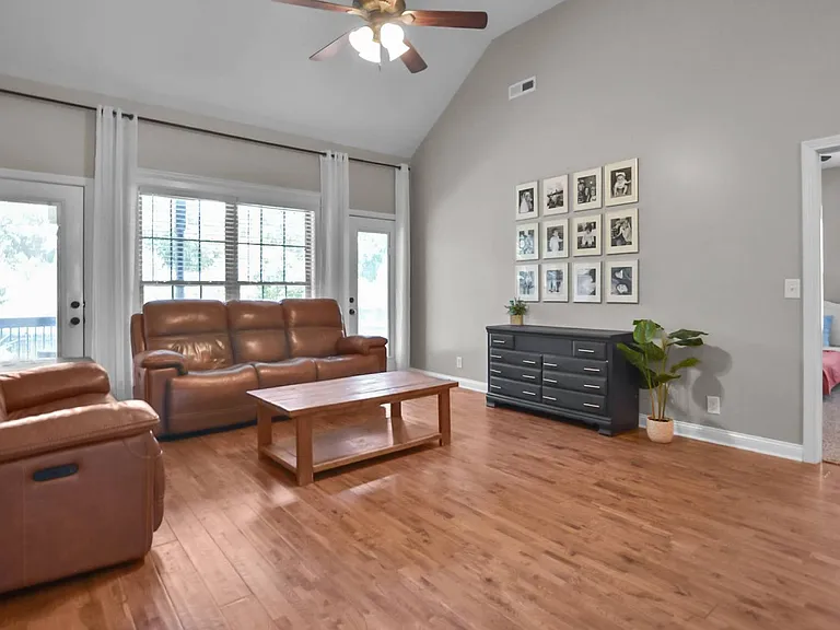 750 Cavalier Dr — Photo 2