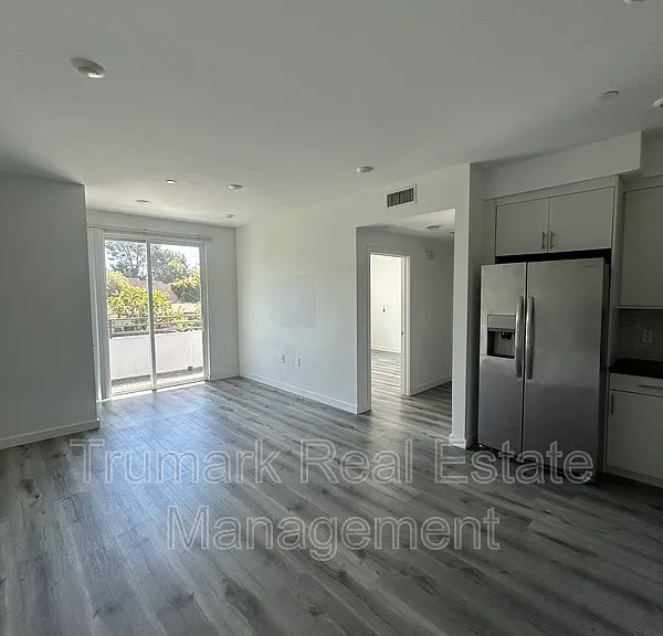 11408 Sarah St #205 — Photo 3