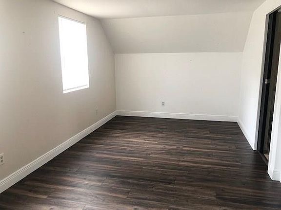 4th image of 2911 Camellia Dr