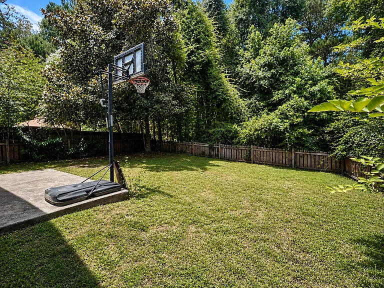 2120 Heathrow Dr — Photo 13