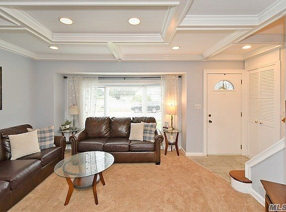 5th image of 827 Surrey Dr