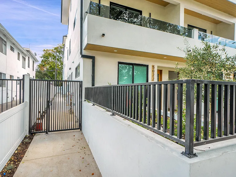 5022 Cahuenga Blvd — Photo 36
