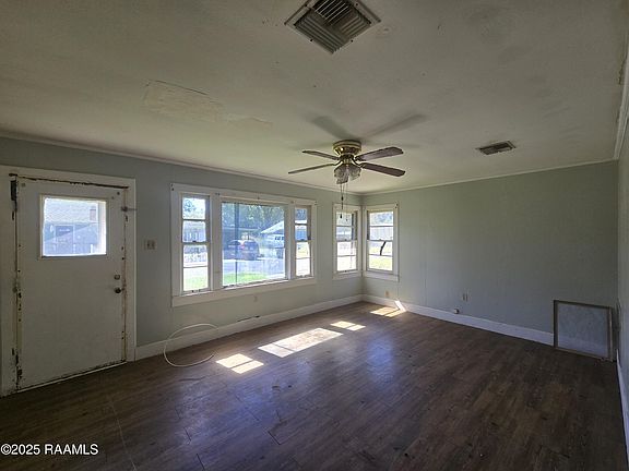 3rd image of 1002 Loraine St