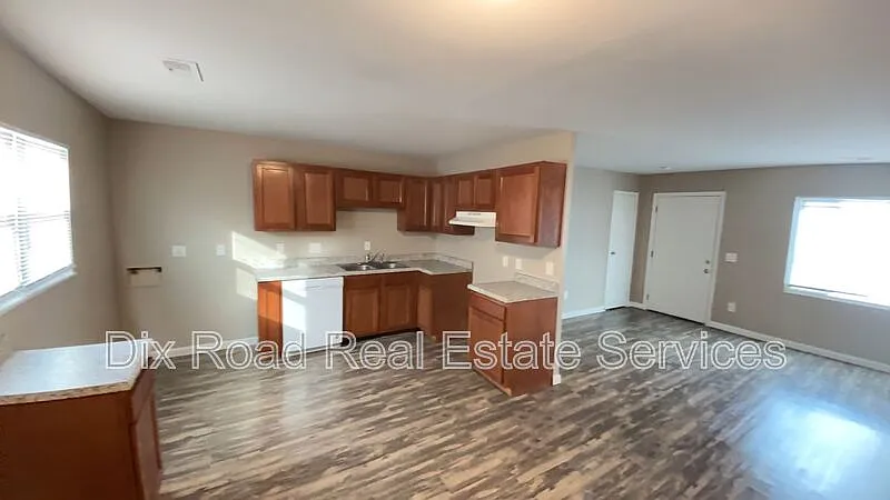 3 bed, 1.0 bath, 925 sqft, $1,695 — Photo 4