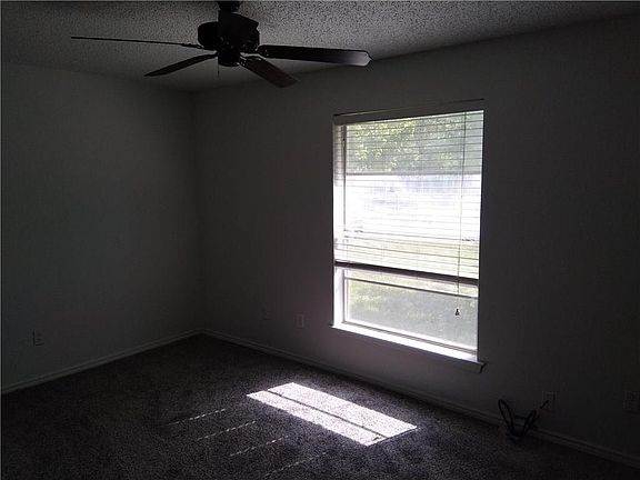 4th image of 1006 Cresthaven Dr