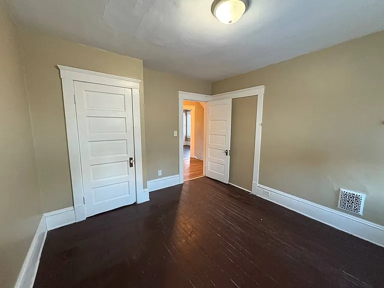 1331 E 86th St — Photo 21