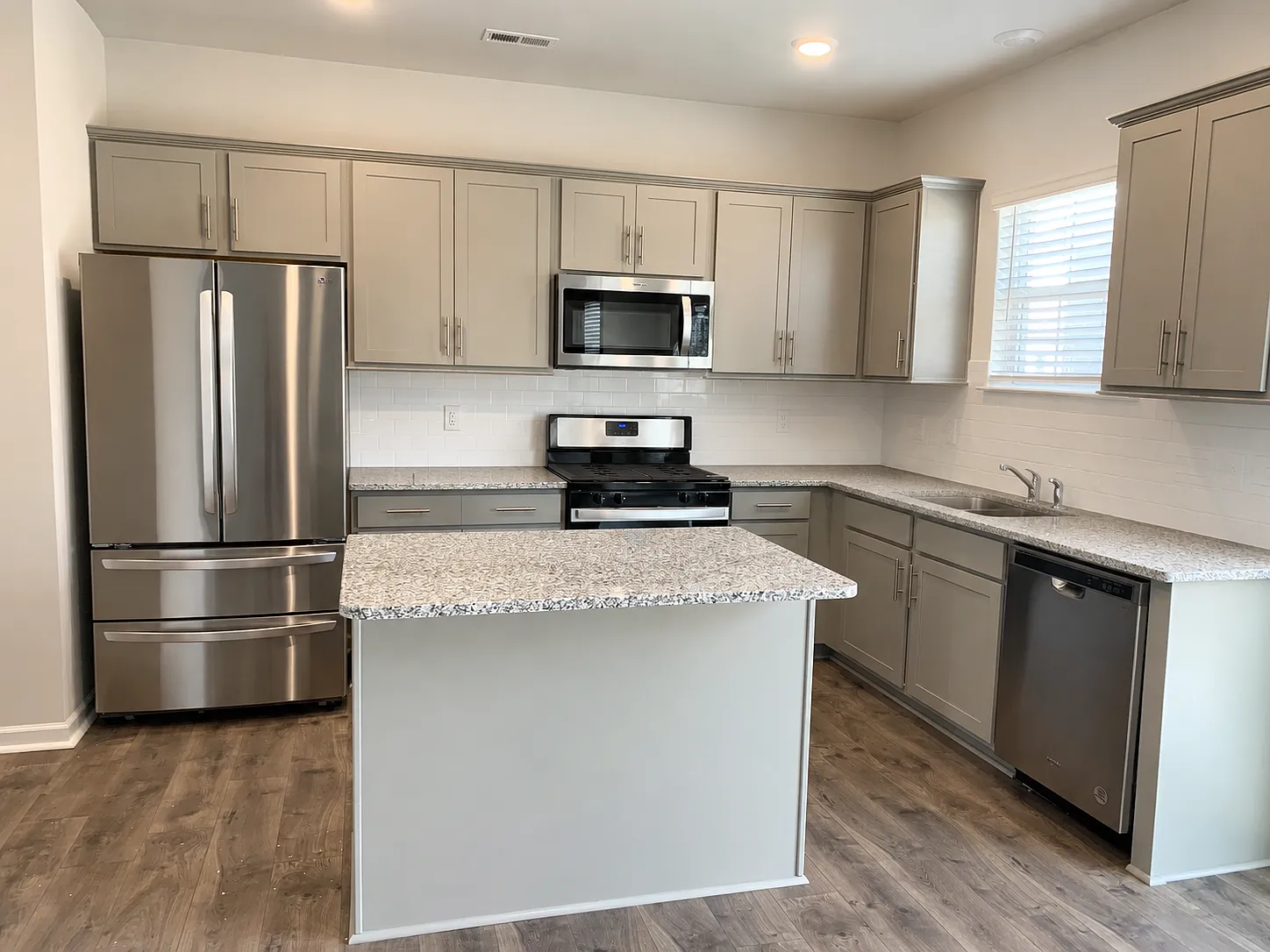 4 bed, 2.5 bath, 2207 sqft, $2,350 — Photo 3