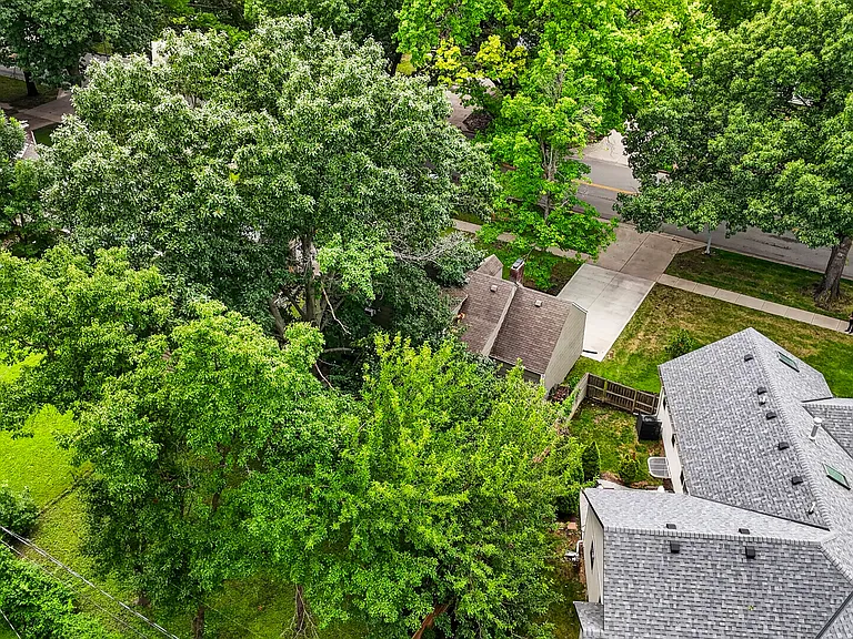 7237 Roe Ave — Photo 29