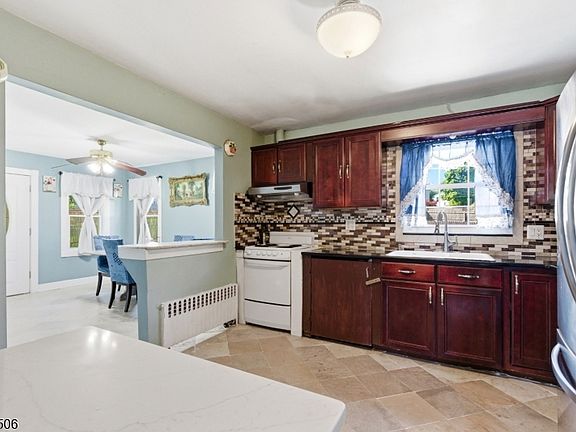 5th image of 32 Valley View Dr