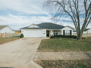 82 S Periwinkle Ln, Farmington, AR 72730