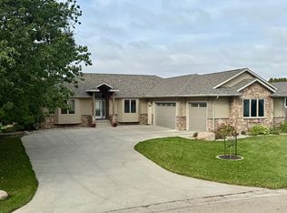 806 10th Ave SW, Jamestown, ND 58401