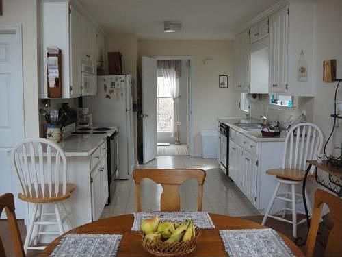 5th image of 805 Beaver Lake Dr